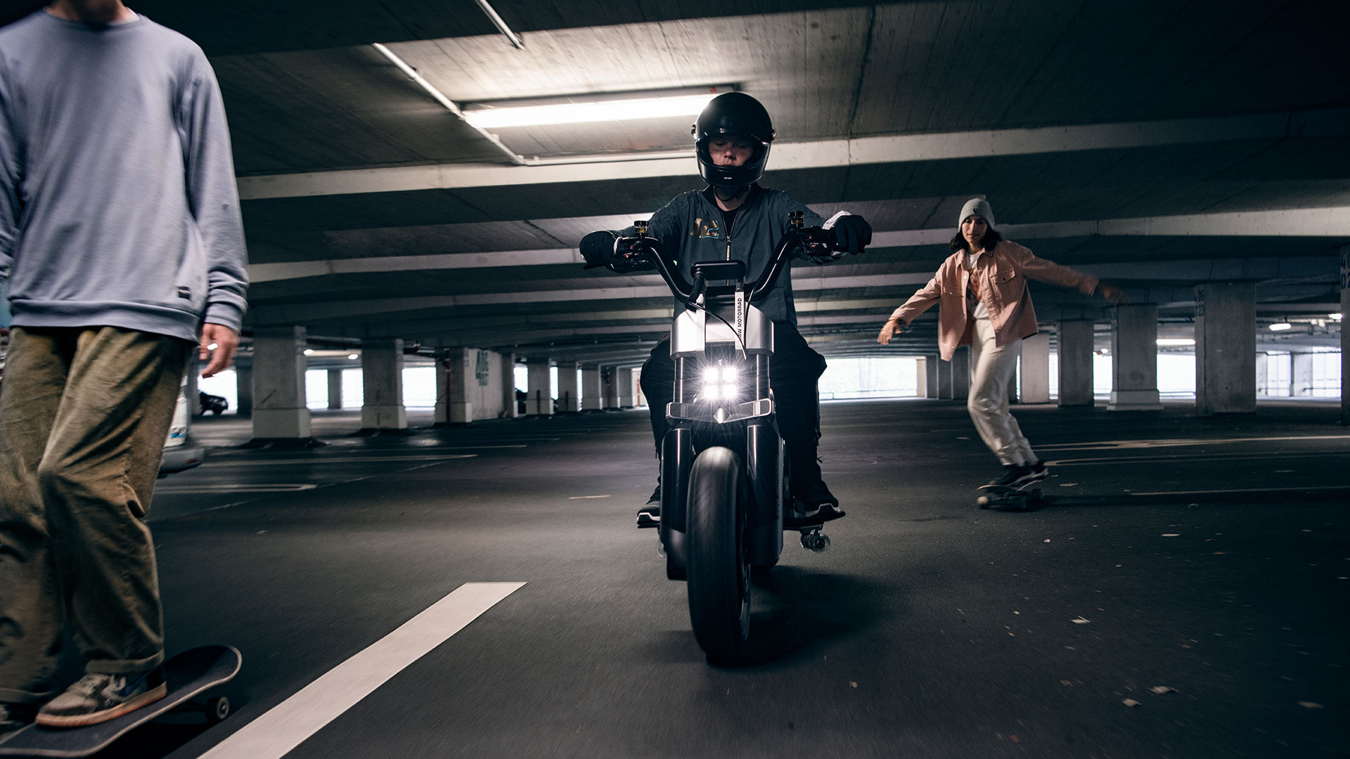 Concept CE 02 in parkeergarage rijdend.