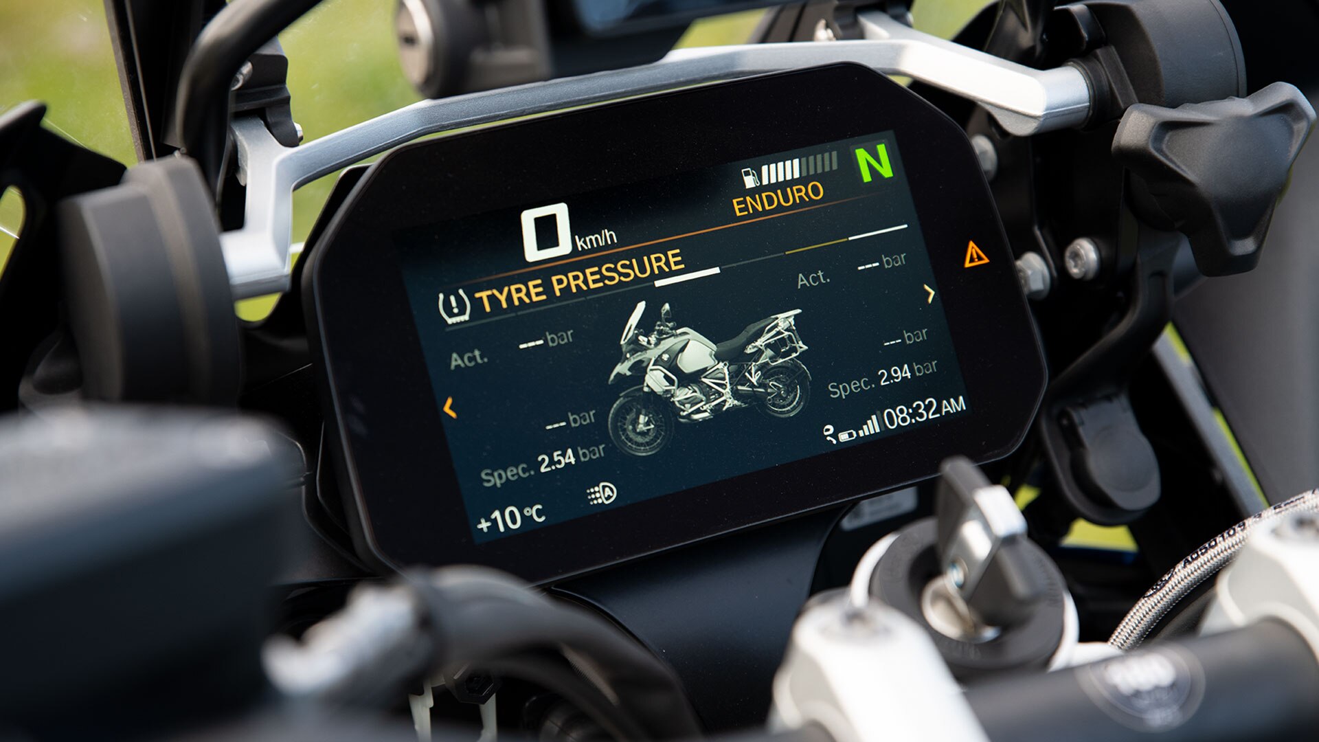 La BMW R 1250 GS Adventure avec connectivité, gros plan sur l'écran TFT