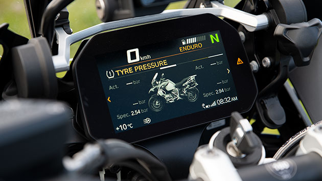 La BMW R 1250 GS Adventure avec connectivité, gros plan sur l'écran TFT