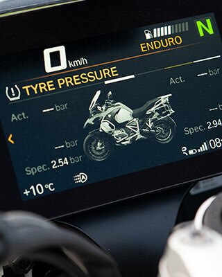 La BMW R 1250 GS Adventure avec connectivité, gros plan sur l'écran TFT
