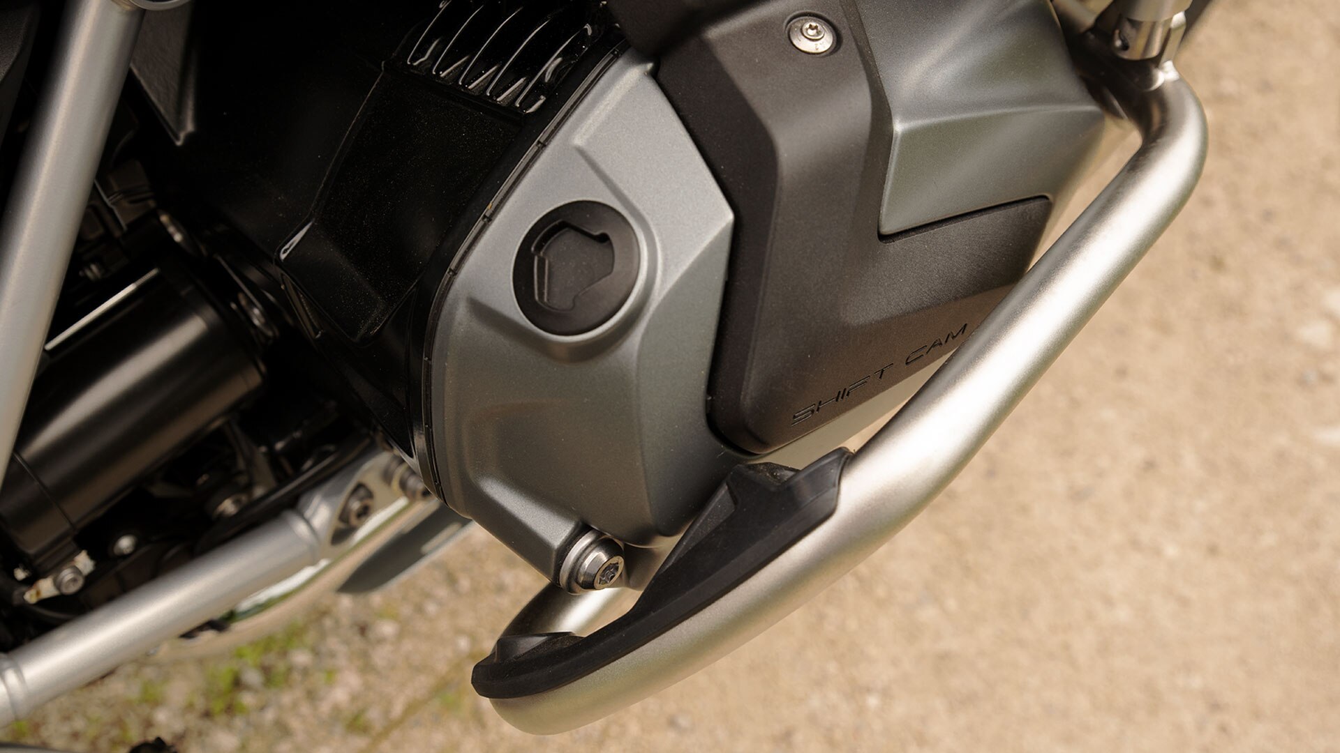 Gros plan sur le couvre-culasse de la BMW R 1250 GS Adventure avec le monogramme ShiftCam.