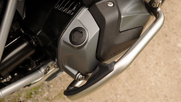 Gros plan sur le couvre-culasse de la BMW R 1250 GS Adventure avec le monogramme ShiftCam.