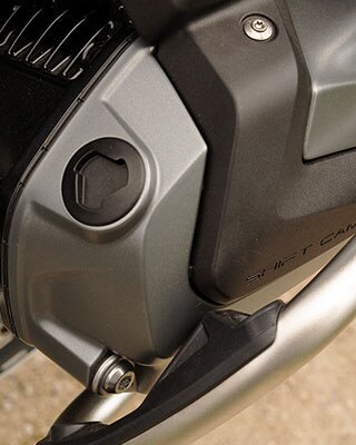 Gros plan sur le couvre-culasse de la BMW R 1250 GS Adventure avec le monogramme ShiftCam.