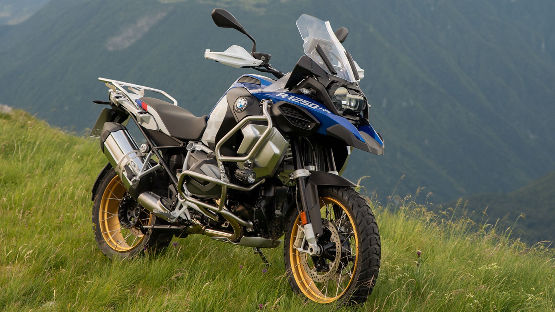 La BMW R 1250 GS Adventure dans un cadre montagneux