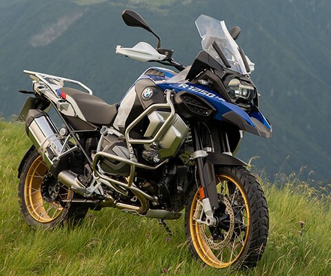 La BMW R 1250 GS Adventure dans un cadre montagneux