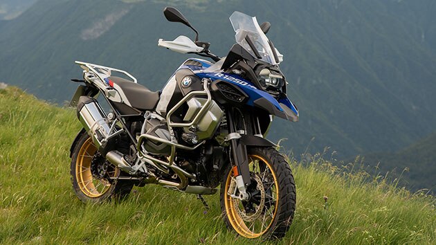 La BMW R 1250 GS Adventure dans un cadre montagneux