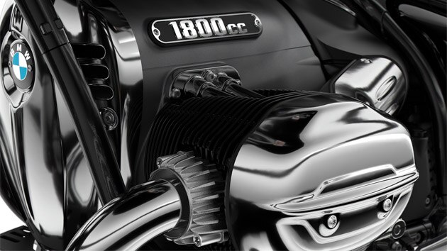 We see the imposing 1802 ccm two-cylinder boxer engine of the R 18.