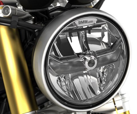We see the LED headlights of the R nineT.