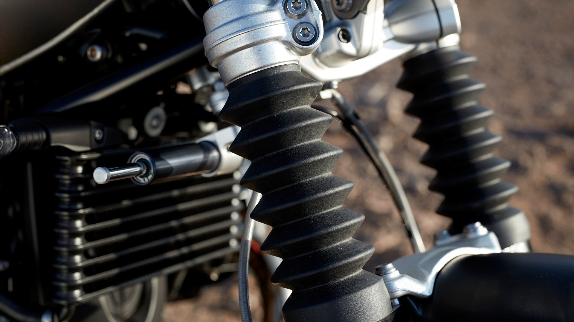 R nineT Scrambler fourche télescopique avec gaines en caoutchouc