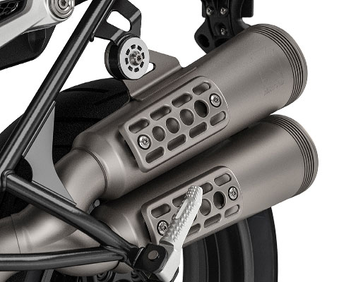 We see the elevated exhaust system of the R nineT Scrambler.