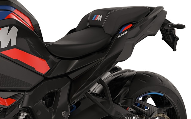 De slanke achterkant en gefreesde onderdelen van de M 1000 XR van BMW Motorrad