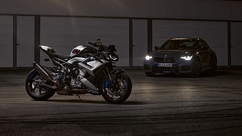 BMW M2 naast de M R