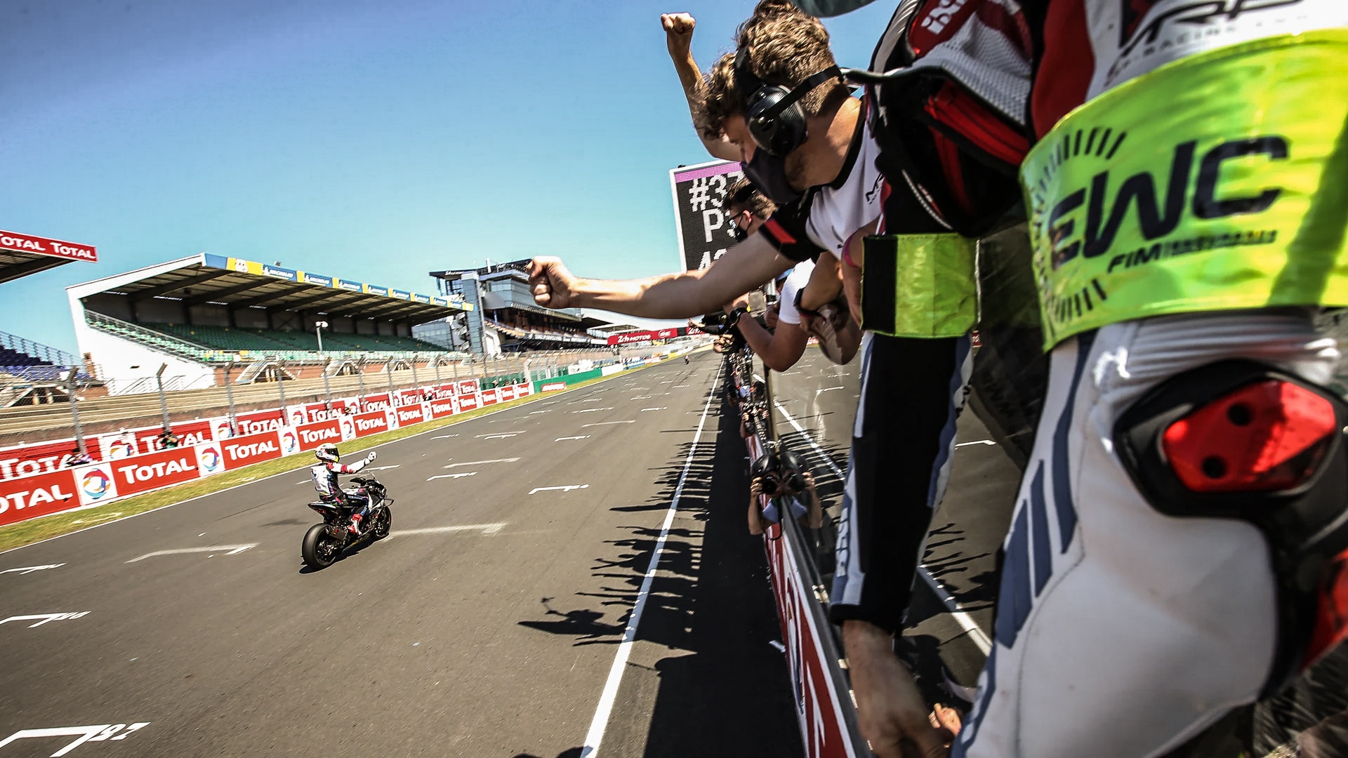 Meerdere racemachines rijdend op het racecircuit