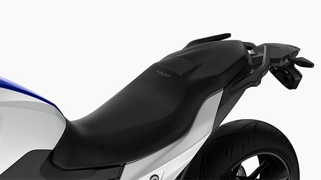 We see the seat of the F 900 R. It adapts to all riders thanks to the six seat heights.