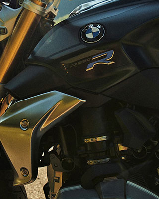 BMW R 1250 R in de stijl Exclusive voor de bergwand