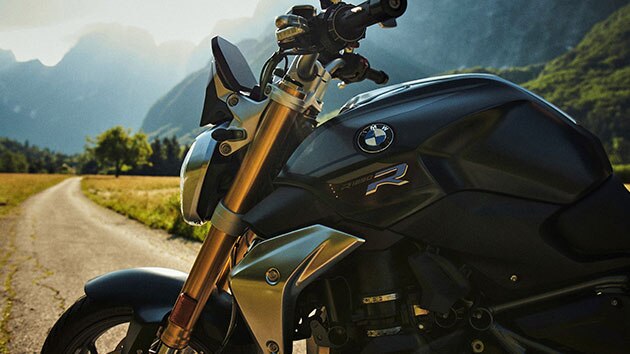BMW R 1250 R in de stijl Exclusive voor de bergwand