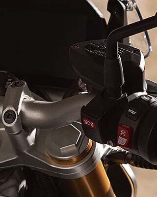 BMW R 1250 R met het oog op de tank, bedieningselement en display