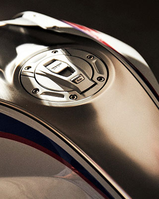 De tank van de BMW R 1250 R met middelste tankkap uit roestvrij staal