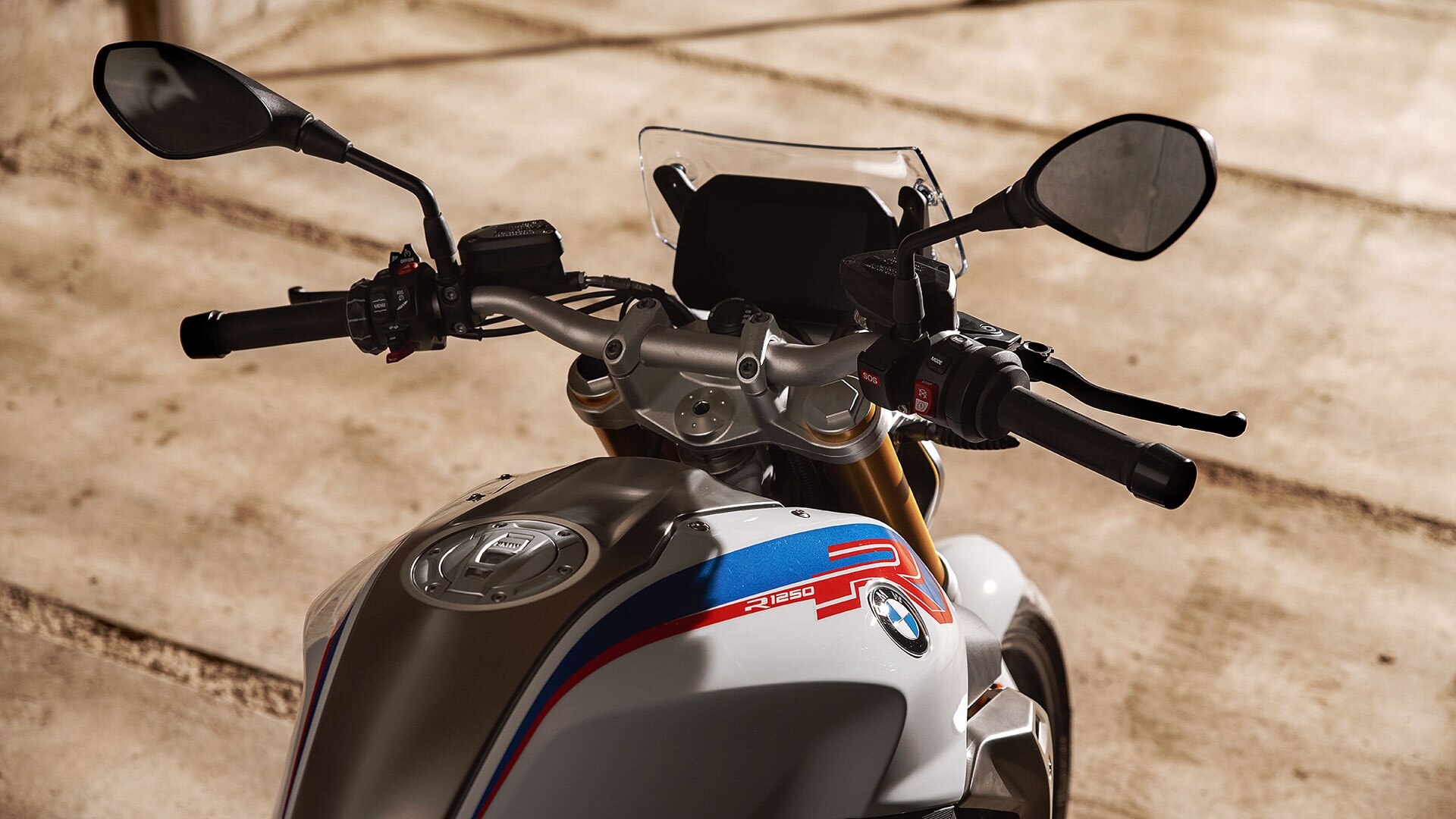 BMW R 1250 R met het oog op de tank, bedieningselement en display