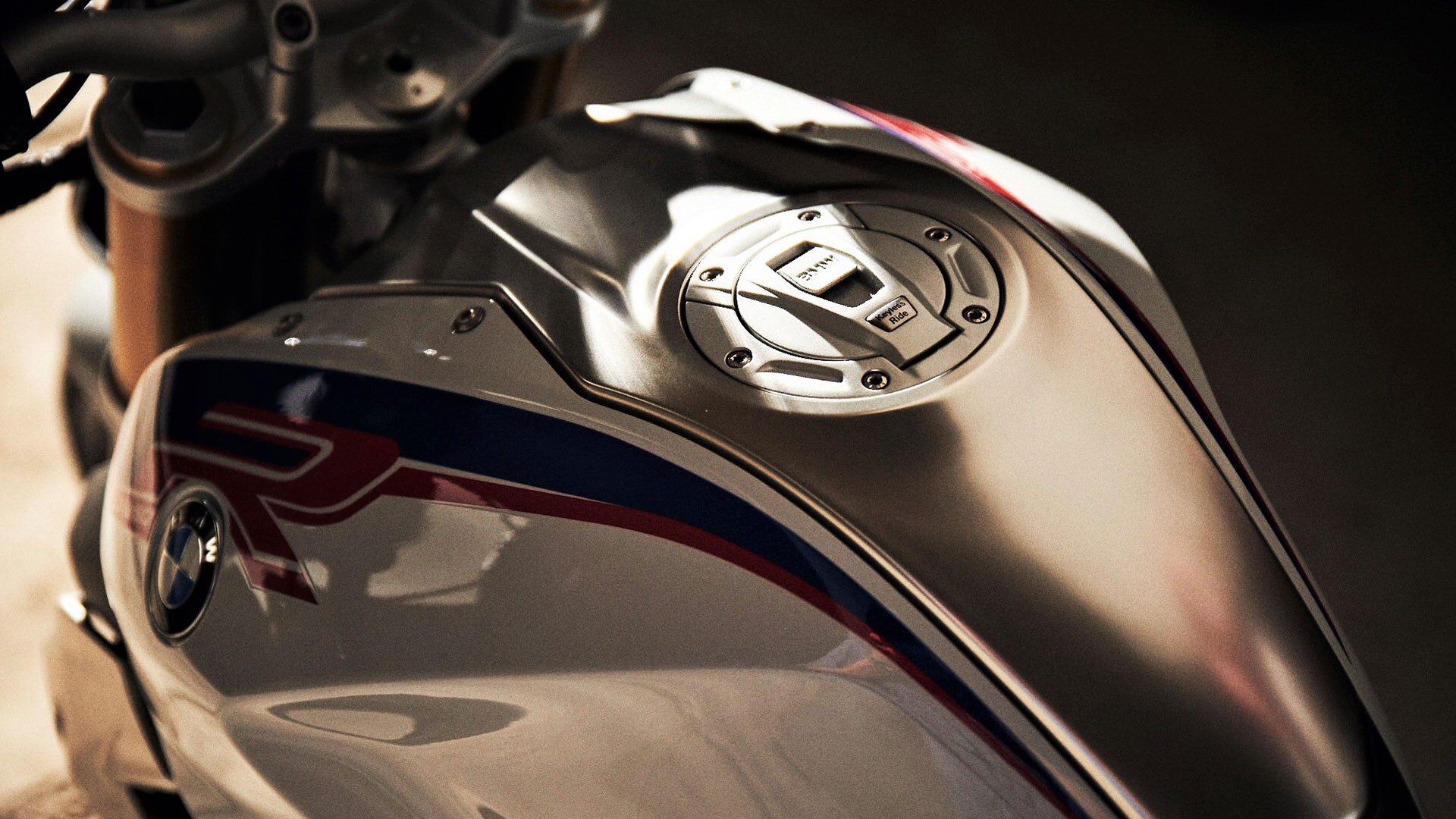 De tank van de BMW R 1250 R met middelste tankkap uit roestvrij staal