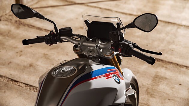 BMW R 1250 R met het oog op de tank, bedieningselement en display
