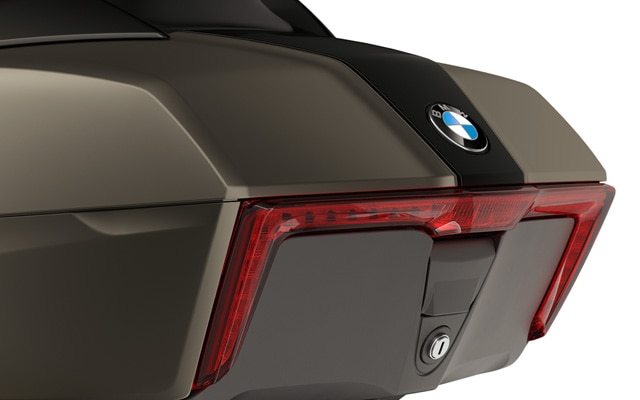 Focus op de topcase met LED-achterlicht van de K 1600 Grand America.