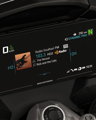 Focus op het TFT-display en de boxen van de K 1600 B.