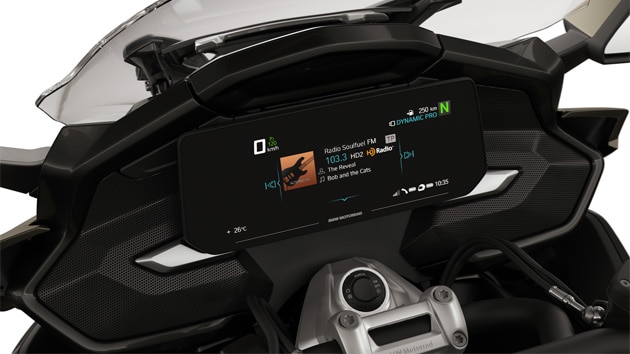 Focus op het TFT-display en de boxen van de K 1600 B.