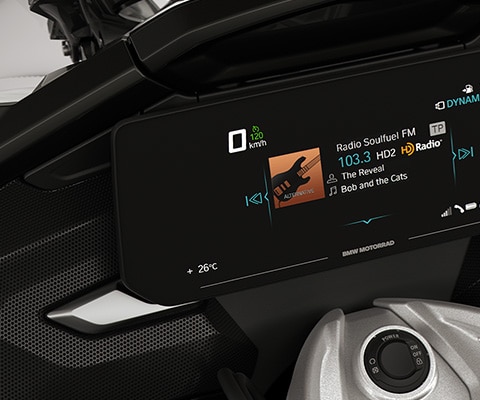 Focus op het TFT-display en de boxen van de K 1600 GTL.