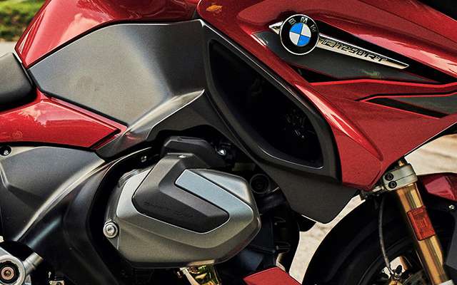 View of the cylinder head cover of the BMW R 1250 RT with ShiftCam model inscription