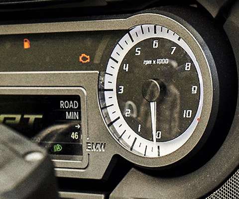 Cockpit with audio system of the BMW R 1250 RT