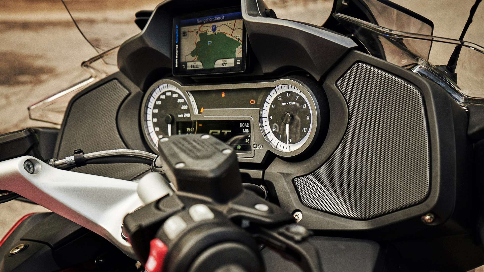 Cockpit with audio system of the BMW R 1250 RT