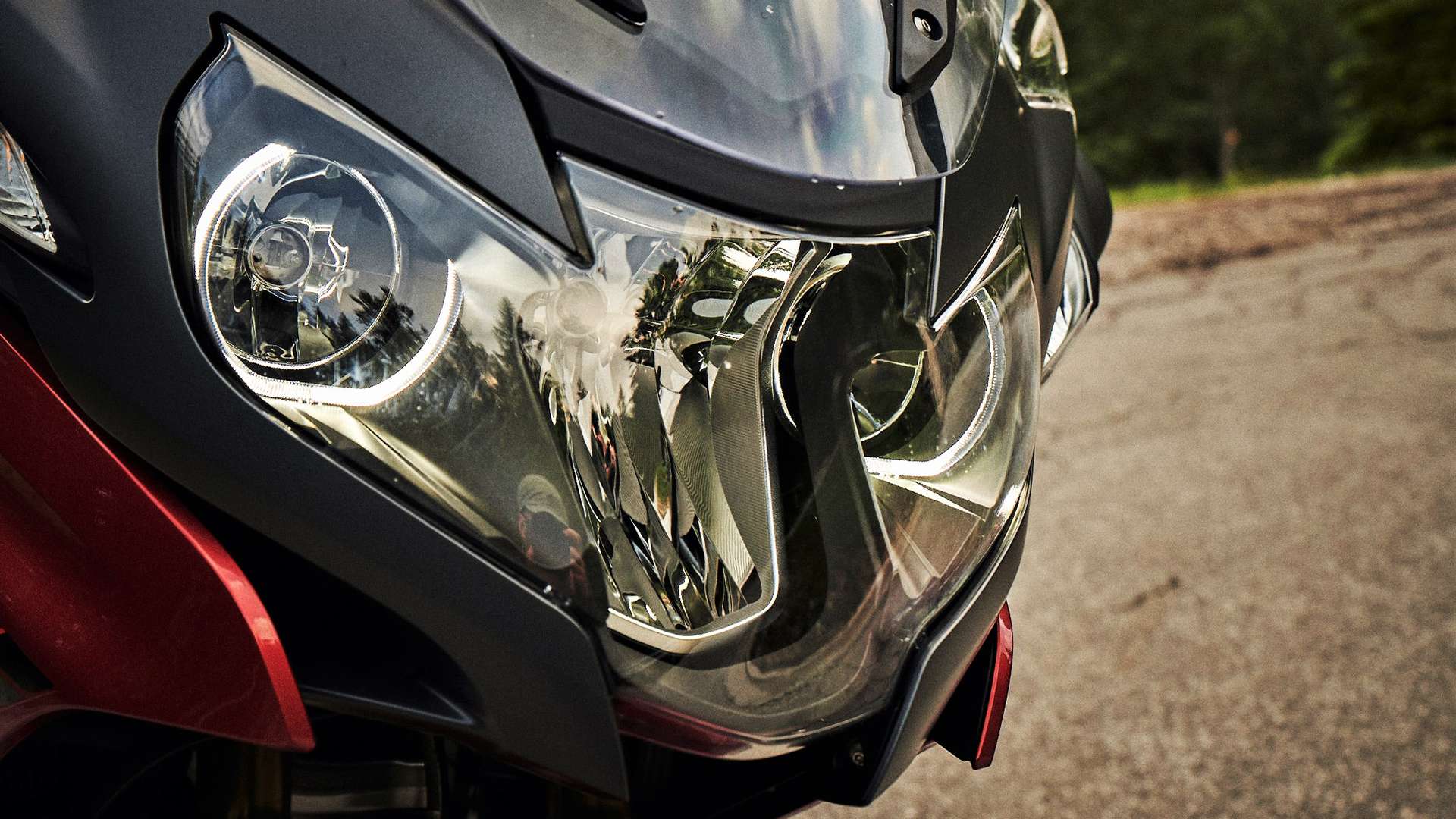 Front-on view of the BMW R 1250 RT with headlights