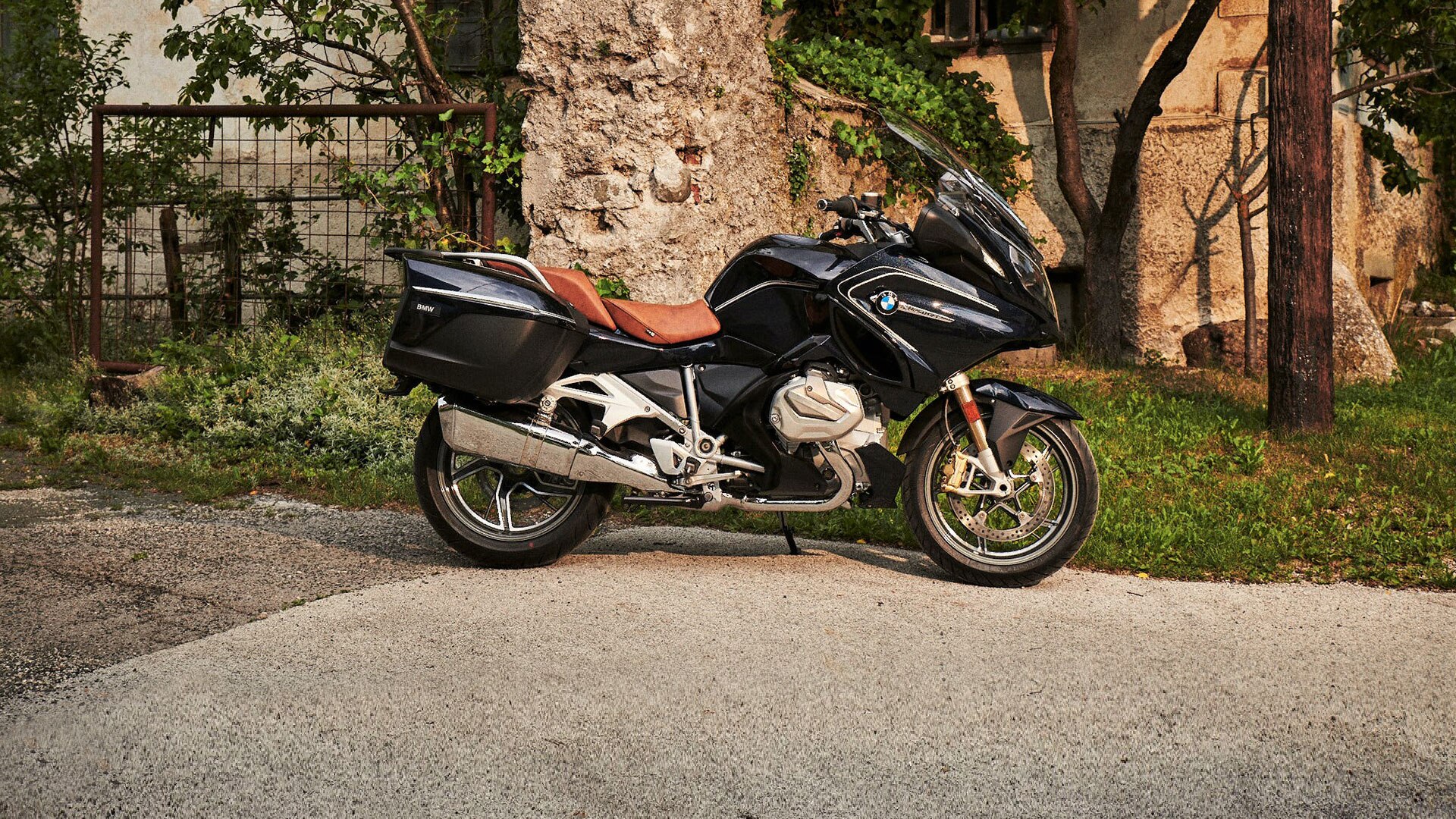 BMW R 1250 RT with brown Option 719 seat