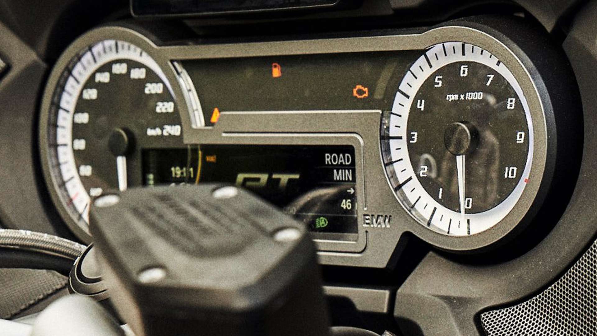 Cockpit with audio system of the BMW R 1250 RT