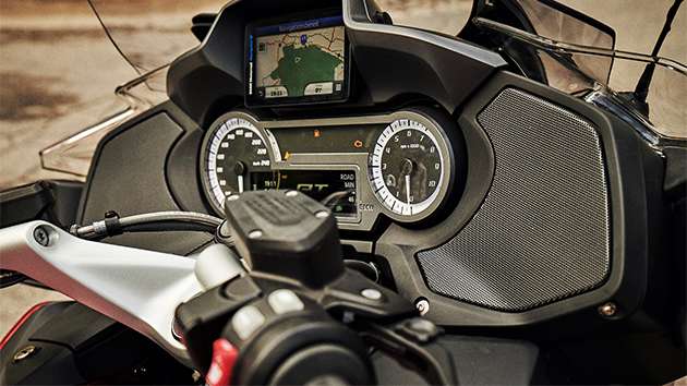 Cockpit with audio system of the BMW R 1250 RT