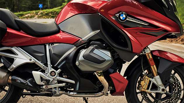 View of the cylinder head cover of the BMW R 1250 RT with ShiftCam model inscription