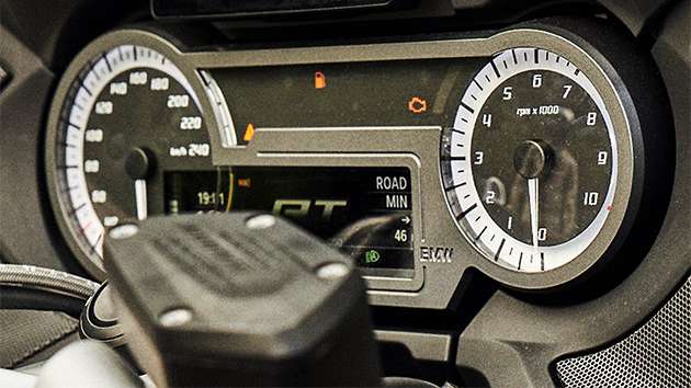 Cockpit with audio system of the BMW R 1250 RT