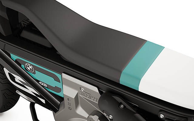 De buddyseat Highline van de eParkourer CE 02 van BMW Motorrad