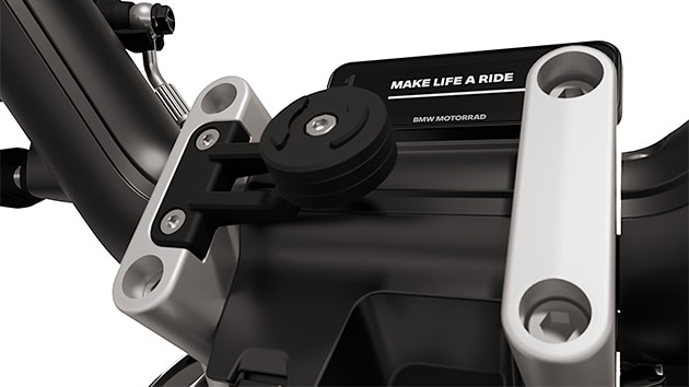 De sterk geïntegreerde design smartphone-houder van de eParkourer CE 02 van BMW Motorrad