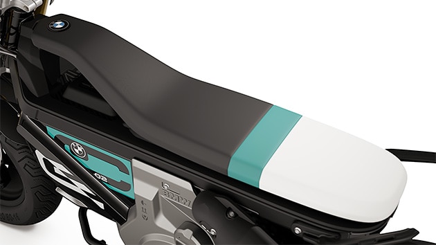 De buddyseat Highline van de eParkourer CE 02 van BMW Motorrad