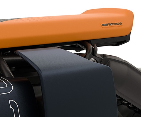 Selle flottante noire et orange.