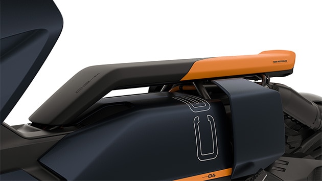 Selle flottante noire et orange.