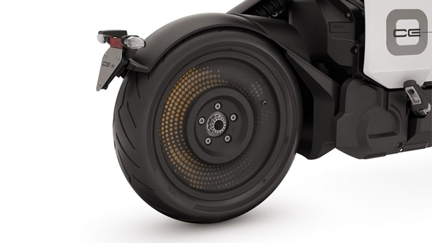 Roue à disque du BMW CE 04 avec un autocollant.