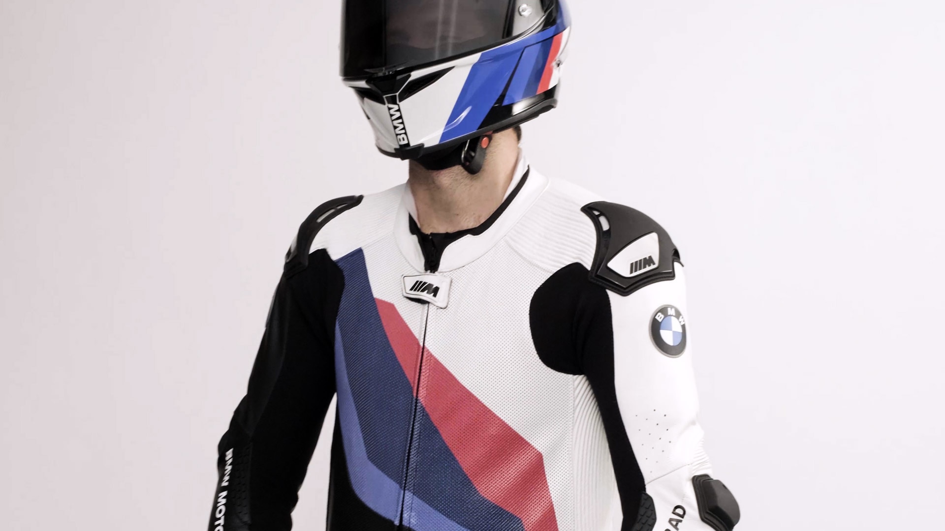 Een video waarin het pak M Pro Race Comp door BMW Motorrad wordt gepresenteerd – inclusief doordachte veiligheidsfeatures voor racers.